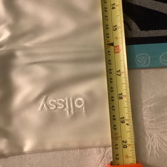 NIB BLISSY 100% Mulberry Silk Queen Pillowcase in White - Picture 5 of 6